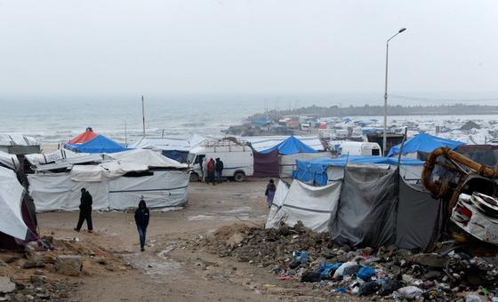 تسببت الأمطار الغزيرة في غزة في غمر مخيمات النزوح، مما فاقم الأوضاع المتردية التي يواجهها مئات الآلاف من النازحين.